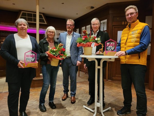 Ulrike Fiebig und Heidi Kroll bekommen von Bürgermeister Friso Veldink den Heimtpreis verliehen. Der zweite Platz geht an den TC Dörentrup. Jugendwart Jörg Engellage und Michael Meyer nehmen die Preise entgegen. - © Vasco Stemmer