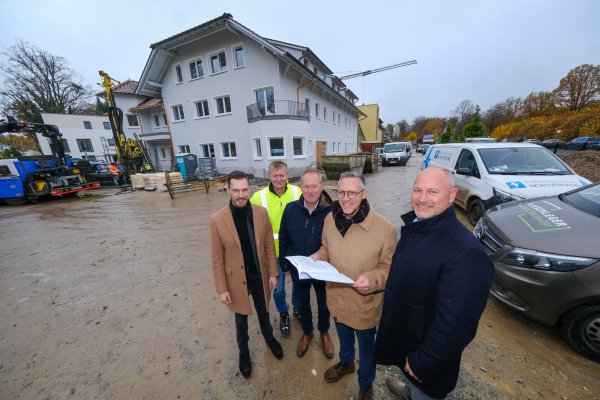 Andre Winter (v.l.), Thomas Herzog, Werner Kordtomeikel, Marcus Scharpenberg und Christian Steinpass freuen sich, dass die Arbeiten im Zeitplan sind. - © Andreas Zobe