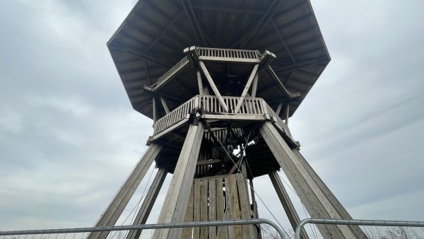 Seit der Brandstiftung am 4. November 2023 ist der Eggeturm auf dem Preußischen Velmerstot abgesperrt. - © Silke Buhrmester