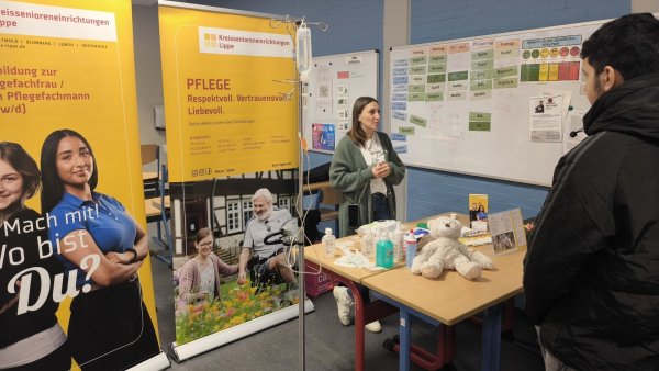 Praktiker stellten in der Sekundarschule verschiedenste Berufsbilder vor. - © Sekundarschule Blomberg