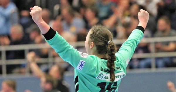 Blombergs Torhüterin Melanie Veith reckt vor Freude die Fäuste. - © Oliver König