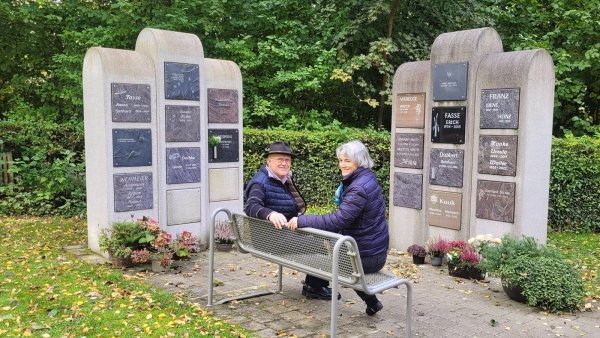 Friedrich Remmert und Gabriele Janocha vor den Stelen auf dem Friedhof Lüerdissen. Zwei weitere sollen dazu kommen. - © Katrin Kantelberg