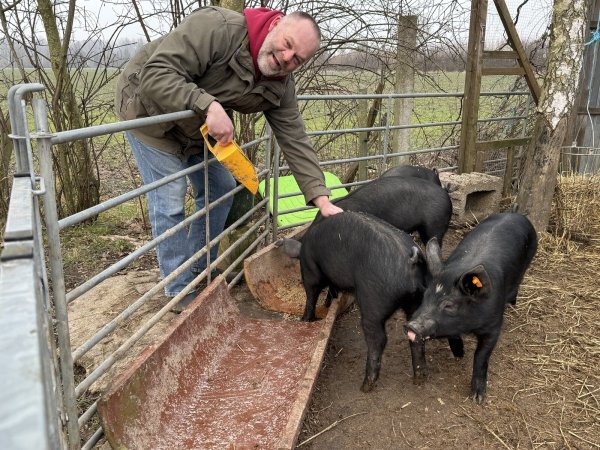 Andreas Postert genießt die Arbeit in der Landwirtschaft und den Kontakt mit den Tieren. - © Sandra Castrup