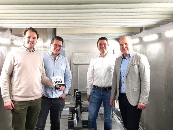 Die Geschäftsführung des Unternehmens, Tim Stricker, Jan Stricker und Markus Tack, mit Schlangens Bürgermeister Marcus Püster in den Firmenräumen. - © Gemeinde Schlangen