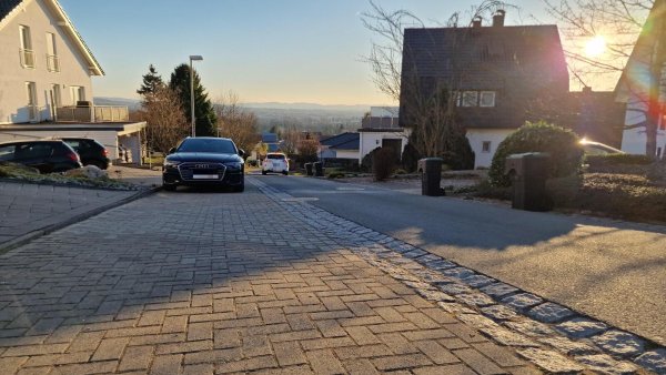 Links der gepflasterte Mehrzweckstreifen: Wenn dort ein Auto parkt, müssen Fußgänger auf die Fahrbahn ausweichen. - © Nadine Uphoff