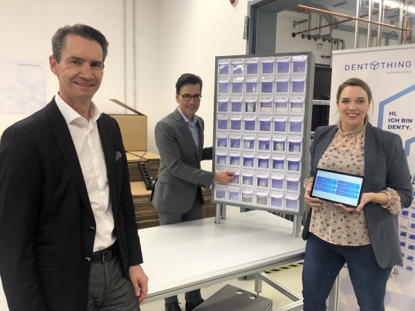 Beim Lemgoer Unternehmen Gebrüder Brasseler läuft's. Die beiden Geschäftsführer Klaus Rübesamen (links) und Stephan Köhler zeigen mit Marie Scherer, Globale Produktmanagerin Dentything, die Neuentwicklung: den intelligenten Bestellschrank für Zahnarzt-Zubehör. - © Till Brand