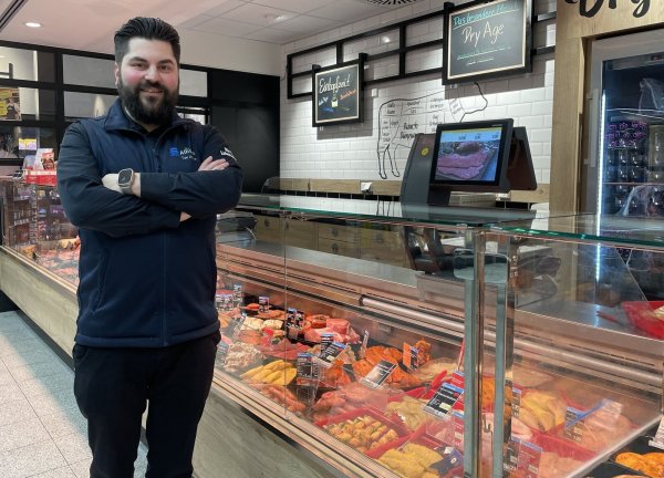 Tim Allison ist Inhaber der Edeka-Filiale in Ennigloh. Hier finden Kunden vielfältige Lebensmittelprodukte, auch in der Frischetheke. - © Shannon-Lee Bendig
