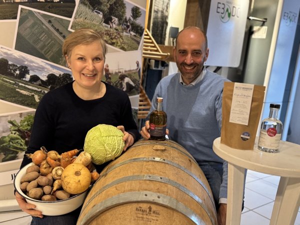 Wiebke Brinkmann-Roitsch und ihr Mann Nils Roitsch setzen auf Direktvermarktung und entwickeln stets neue Produkte, wie zum Beispiel den "Hagener Dorf-Korn". - © Sandra Castrup
