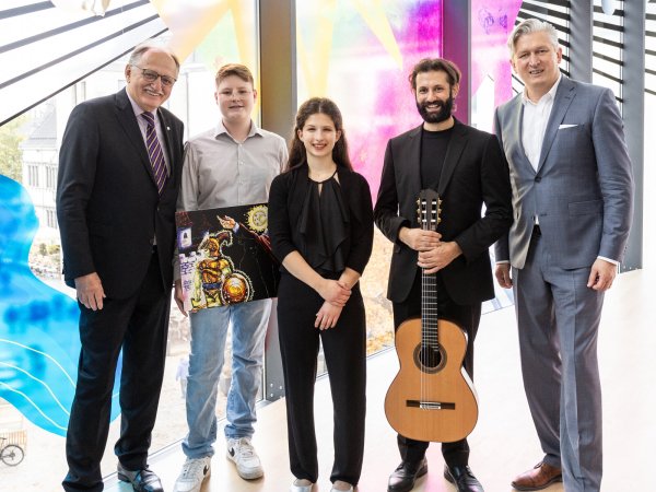Dr. Ralf Becker, stellvertretender Kuratoriumsvorsitzender der Verbundvolksbank OWL Stiftung (von links), mit den Preisträgern Elias Huber, Antonia Josephine Fischer und Ozan Coskun sowie Ansgar Käter, Vorstandsvorsitzender der Verbundvolksbank OWL Stiftung. - © Verbund-Volksbank OWL