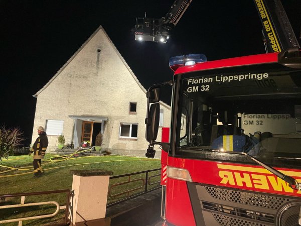 Das Feuer ist in einem unbewohnten Wohnhaus in Kohlstädt ausgebrochen. - © Freitag TV