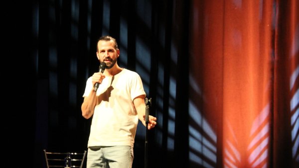 Stand-Up-Comedian David Kebekus überzeugt am Samstag mit trockenem Humor und Selbstironie im Sommertheater Detmold. - © Foto: Madeleine Biermann