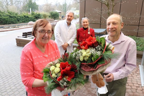 Edith-Erika Bruns und Mario Domma (vorne) freuen sich über das Dankeschön von Chefarzt Dr. Jürgen Philipp und Dr. Ellen Dreier, Direktorin des Reha-Zentrums. - © Alexandra Schaller