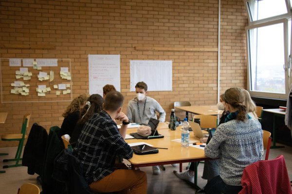 Das Europäische Jugendparlament in Deutschland e.V. tagt an diesem Wochenende in Detmold. Vom 21. bis zum 24. April arbeiten neun Ausschüsse Resolutionen aus, über die in einer parlamentarischen Vollversammlung abgestimmt wird. - © Europäische Jugendparlament in Deutschland e.V.
