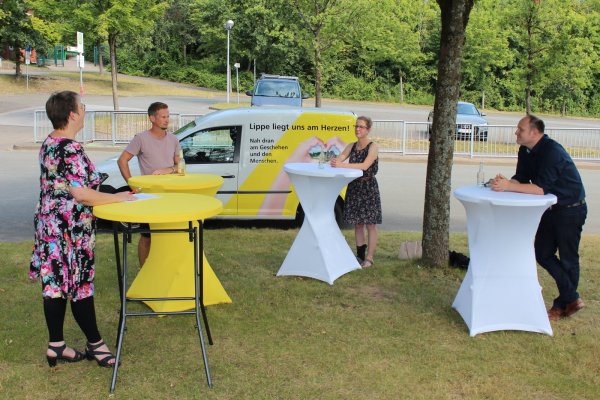 LZ-Redakteurin Marianne Schwarzer (links) moderierte das Gespräch mit den Blomberger Bürgermeisterkandidaten (weiter von links) Timo Broeker (Die Grünen), Susanne Kleemann (CDU) und Christoph Dolle (SPD). Im Schatten der Bäume diskutierten sie über die Zukunft Blombergs. - © Karolina Schmidt
