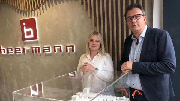 Gordon Gattermann und Jaqueline Haertl stehen an einem Modell im Beermann-Firmensitz an der Lockhauser Straße. - © Sven Kienscherf