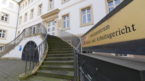 Eine langjährige Krankenschwester hat gegen ihren Arbeitgeber, das Klinikum Lippe, Klage vor dem Arbeitsgericht eingereicht. Mitte Dezember 2023 trafen sich beide Parteien zum Gütetermin, nun sollte es eigentlich im März weitergehen. - © Jost Wolf