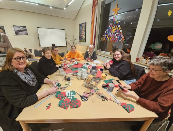 Susanne Schmalenberg (von links), Jutta Ehlebracht-Krause, Sabrina und Sophie Landenberger, Christa Sielemann, Jolena Blöss und Pfarrerin Renate Kersten werben für die Gruppe "Frauen Mittendrin". An diesem Abend standen die Herzen den Weihnachtsbaum in der Kirche auf dem Plan, aber es wird keineswegs nur gebastelt. - © Astrid Sewing