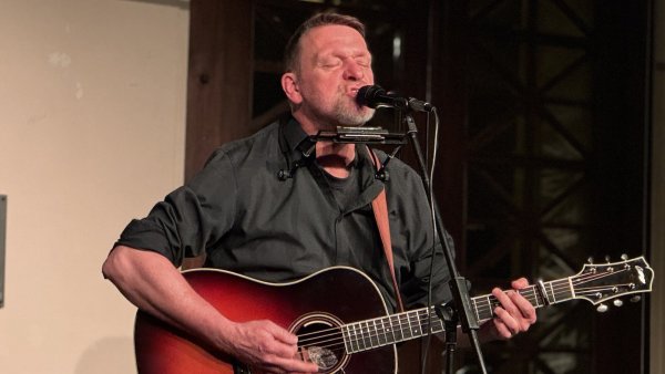 Liedermacher Dirk Schelpmeier hat im Technikum musikalisch Geschichten erzählt. - © Sandra Castrup