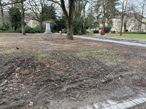 Reifenspuren in der Erde - laut Stadt ist diese Hinterlassenschaft des Weihnachtsmarktes auf dem Schlossplatz eher ein Einzelfall. Und sehr bald würden ohnehin die Vorarbeiten für die Sanierung und den Umbau des Parks beginnen. - © Jana Beckmann