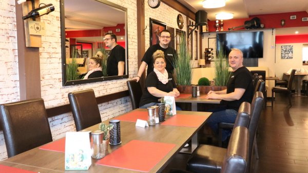 Suad-Udo Porobic (rechts) mit Ehefrau Samira und Sohn Kenan in ihrer "Diele" in Heidenoldendorf. - © Alexandra Schaller