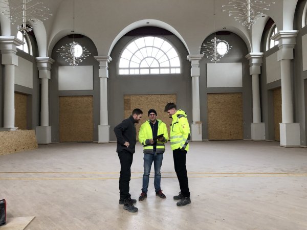Der rund 13,50 Meter hohe und etwa 460 Quadratmeter große Gala-Saal im Zentrum des Kurhauses ist der einzige Gebäudeteil, der bei dem Umbau erhalten bleibt. Projektleiter Tobias Tiedtke (Firma Fechtelkord & Eggersmann, von links), Mirco Lehmeier (Firma Ellerbrok) und Nicolas Schröter (Werkstudent bei Eggersmann) besprechen das weitere Vorgehen. - © Thomas Reineke