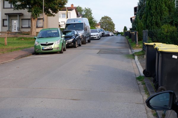 Am späten Nachmittag ist die Straße auf der linken Seite zugeparkt. Anwohnerinnen und Anwohner beklagen diese Situation seit Jahren. - © Lorraine Brinkmann
