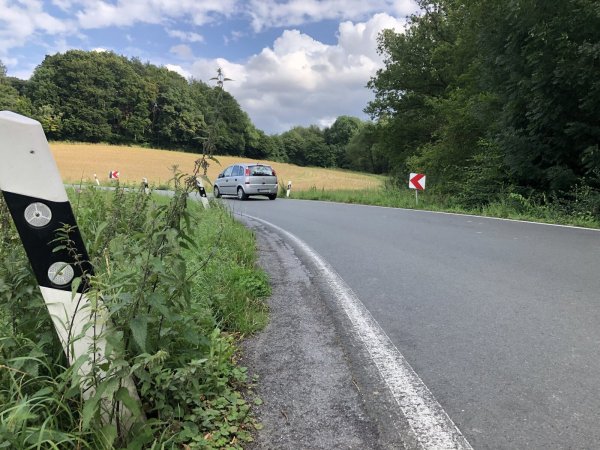Die Hornoldendorfer Straße soll künftig nicht mehr durch den ortskern führen, sondern über den Damm eines Rückhaltebeckens. Das entlastet den Ortskern nachmittags zum Beispiel von 300 Fahrzeugen pro Stunde. - © Martin Hostert