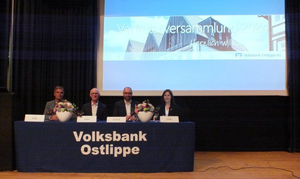 Gute Laune bei der Volksbank Ostlippe: (von links) Der Aufsichtratsvorsitzender Thorsten Klinge, die Vorstandsmitglieder Andreas Weber und Volker Nierhoff sowie die Prokuristin Susanne Hanke. - © Volksbank Ostlippe