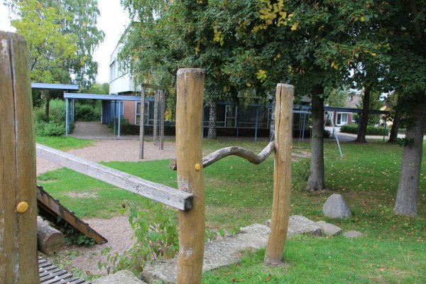 Die Grundschule Billinghausen wird derzeit von der Glaubensgemeinschaft "Hütte Davids" genutzt. Das Mietverhältnis soll aufgelöst werden, dann folgt zeitnah der Abriss - vorausgesetzt, Ausschuss und Rat folgen im Oktober dem Vorschlag der Verwaltung. - © Astrid Sewing