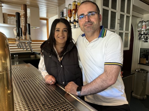 Bachir Haso und seine Frau Nadiya Daud führen die Gaststätte "Zum Stumpfen Turm" mit dem bewährten Konzept weiter. - © Sandra Castrup