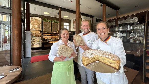 Serviceleitung Julia Wiebe (links) und Nicolas Biere zeigen jeweils ein Ruchmehlbrot, Denise Spintzyk einen gedeckten Apfelkuchen in der Bäckerei Biere im Café Gothland. - © Alexandra Schaller