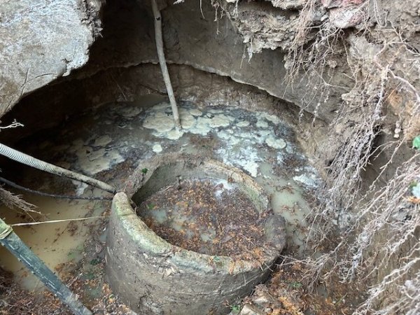 Ein Blick in die Erde: Der oberste Brunnenring ist rund 1,60 Meter abgesackt. - © Feuerwehr Lage