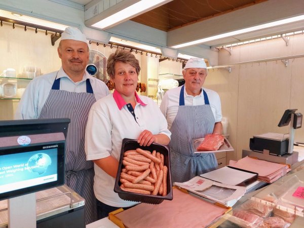 Andreas (51, von links), Alexandra (48) und Eckhard Grämmel (77) machen unfreiwillige Marktpause in Detmold. - © Janet König
