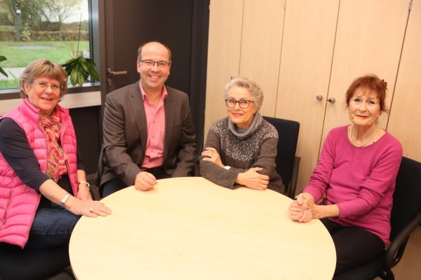 Ulrike Linsmeier, Ulrich Schumann, Uli Aaltonen und Brunhilde Lüking (von links) sind zwar ein eingespieltes Team, jedoch offen für weitere Interessenten mit Freude am Film. Foto: Knut Dinter - © Knut Dinter