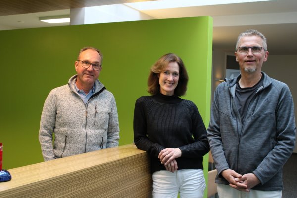Dr. Florian Baumgart (links) und Matthias Winter freuen sich, dass sie mit Dr. Heike Schlingmann Verstärkung im Team bekommen. - © Lorraine Brinkmann