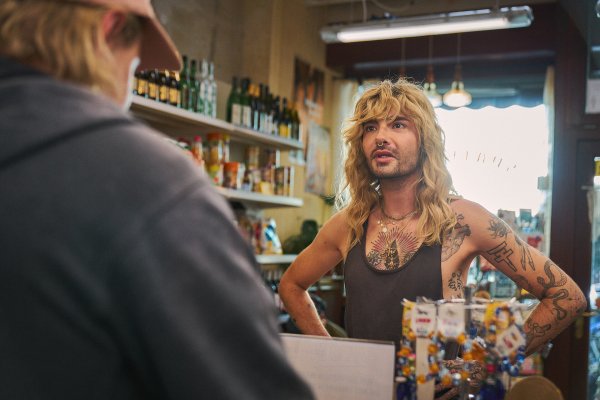 Szene aus "Späti": Bill Kaulitz (Bill Kaulitz, r.) kann nicht fassen, dass Fred (Wilson Gonzalez, l.) so verpeilt ist. - © ZDF und Norman Keutgen
