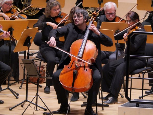 Solist André Gunko brilliert, begleitet von der Orchestergesellschaft Detmold, mit Schumanns Cellokonzert a-Moll op. 129 unter Leitung von Robert Lillinger. - © Thomas Krügler