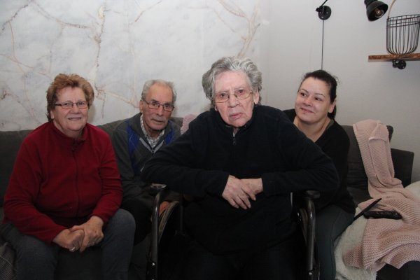 Orlanda Costa (Zweite von rechts) feierte mit Enkelin Cirilia Franco Ribeiro (rechts), Tochter Maria Fernanda Campos (links), Schwiegersohn José Campos Costa und vielen Angehörigen ihren 101. Geburtstag in Schwalenberg. - © Silke Buhrmester