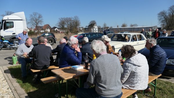 Oldtimer-Freunde haben in Lage ihre Autos prüfen lassen. - © Fotorechte: DAVC