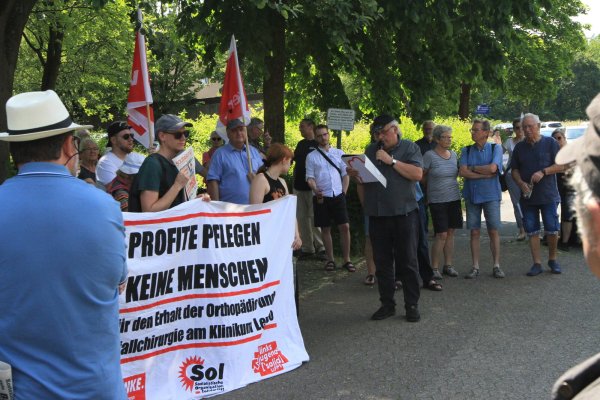 Etwa 30 Mitglieder und Unterstützer des "Aktionsbündnisses Klinikum Lippe" kamen zur einer Kundgebung vor der Kreisausschuss-Sitzung. - © Martin Hostert
