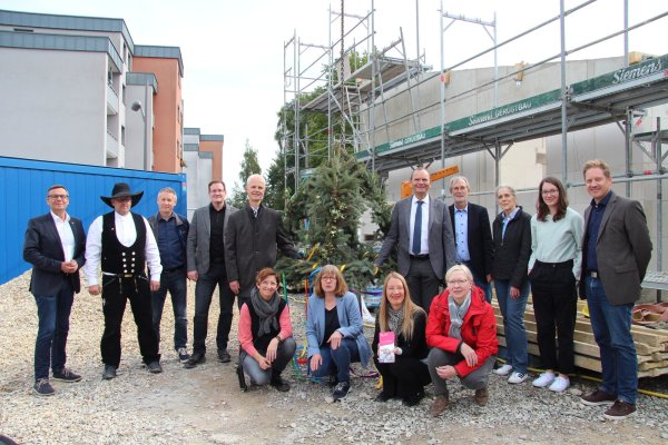 Die Vertreter der Stiftung Eben-Ezer, der Stadt Lemgo, des Campuses und die Handwerker freuen sich über den schnellen Baufortschritt der Campus-Kita. - © Nadine Uphoff