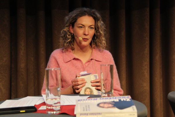 Sally Lisa Starken spricht über die Erfahrungen, die sie bei der Recherche zu ihrem Buch gemacht hat. - © Carolin Brokmann-Förster