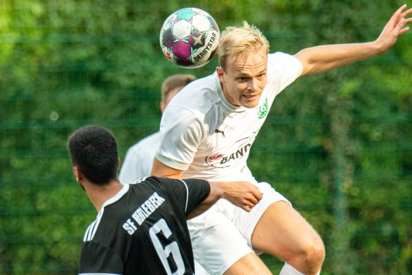 Marco Barkowski vom TuS Eichholz-Remmighausen kann sich in dieser Szene gegen den Berlebecker Eric Pippig durchsetzten. - © Egon Penner