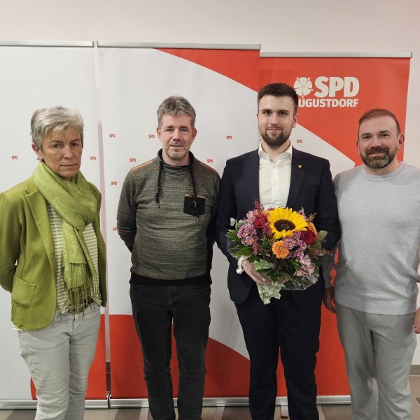 Der SPD Vorstand freut sich über den Bürgermeisterkandidaten: (von links) Beate Pflug (stellvertretende Vorsitzende), Daniel Klöpper (Beisitzer), Mats Uffe Schubert (Bürgermeisterkandidat) und Timo Freiberger (Vorsitzender). - © SPD Augustdorf