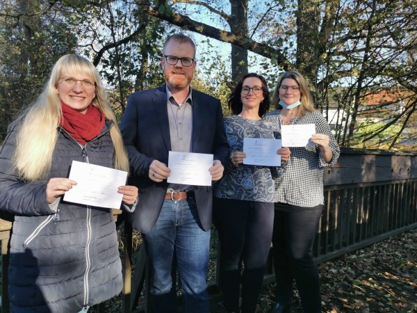 Freuen sich auf viele Wunschpaten für Senioren-Weihnachtswünsche: (von links) Susanne Reineking (Gemeinde Dörentrup), Friso Veldink (Bürgermeister), Dominique Maria Hoffmann (Initiatorin) und Petra Utke (Gemeinde Dörentrup). - © Sylvia Frevert(LZ)