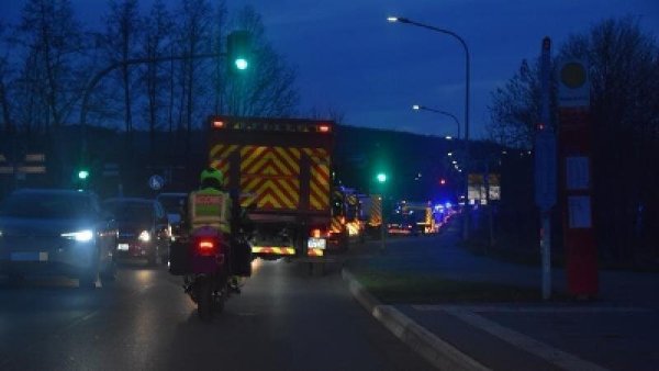 Einsatzfahrzeuge von DRK, Johannitern und Maltesern, der Feuerwehr sowie des Technischen Hilfswerks üben das Fahren im Verband. - © Jörn Fries