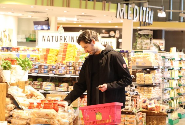 Mit dem Flirtkorb in der Hand schlendere ich durch den Edeka in Hiddenhausen und hoffe darauf, dass ich angesprochen werde. - © Julia Schulz
