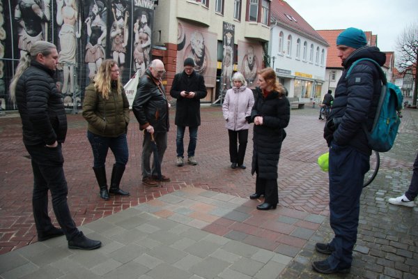 Berit Weber, Leiterin Stadtplanung, präsentiert mögliche Steine für die Pflasterung an Stift- und Schuhstraße. Zwei Alternativflächen hat die SEL vorbereitet. Die graue Fläche dient lediglich dazu, das Auslegemuster aufzuzeigen. - © Katrin Kantelberg