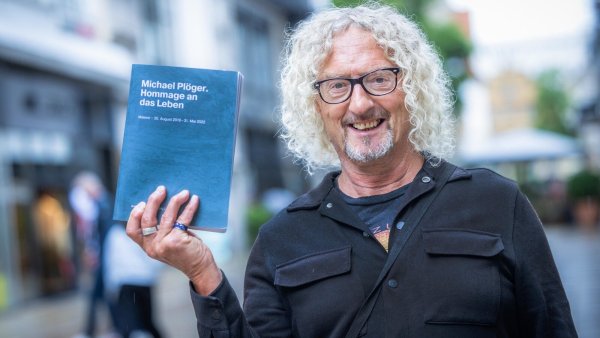 Der 66-jährige Bielefelder Künstler Michael Plöger präsentiert das von Andreas Beaugrand herausgegebene Buch, das seine 270 Ölbilder versammelt. - © Sarah Jonek