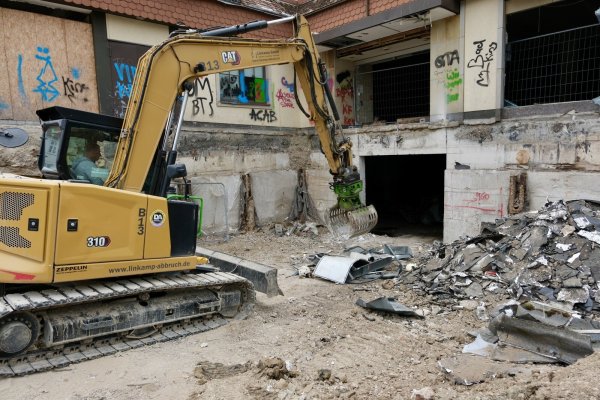 Die Bagger arbeiten im Inneren und auch draußen - oft ist es Millimeterarbeit. - © Sven Koch